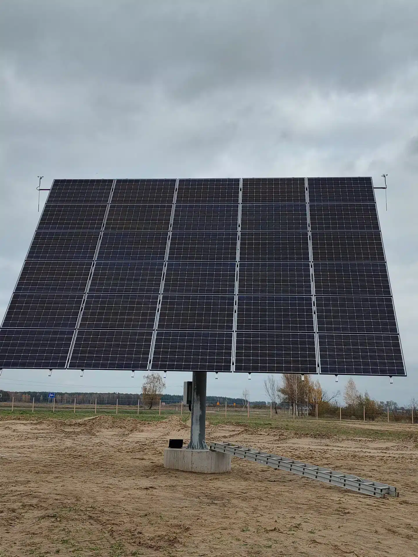 Tracker solarny - co to jest? Nowoczesna fotowoltaika bez tajemnic!