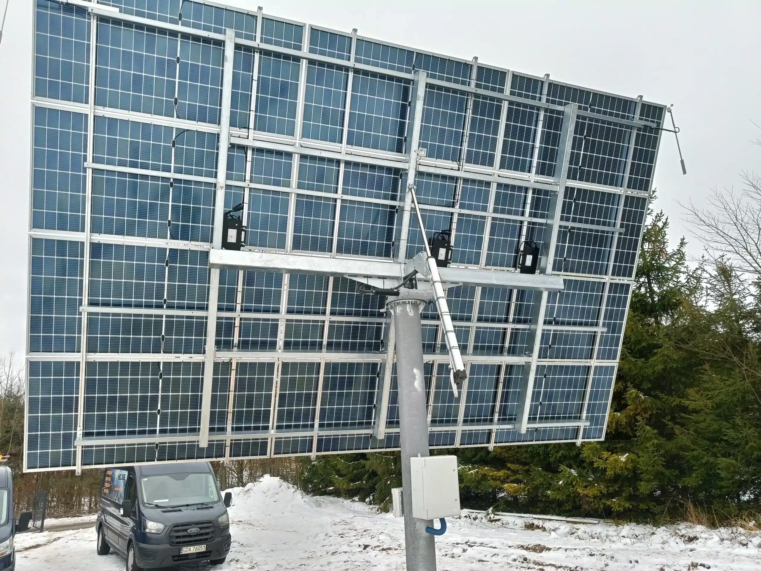 Tracker solarny dwuosiowy – co go wyróżnia?