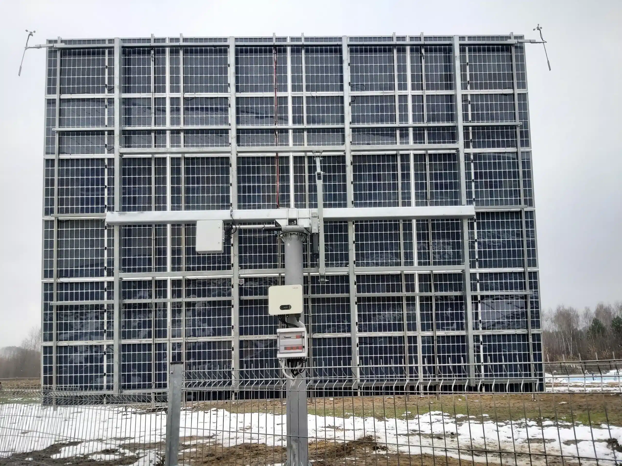 Tracker fotowoltaiczny – jak działa system nadążny, który zwiększa efektywność energetyczną fotowoltaiki i paneli słonecznych